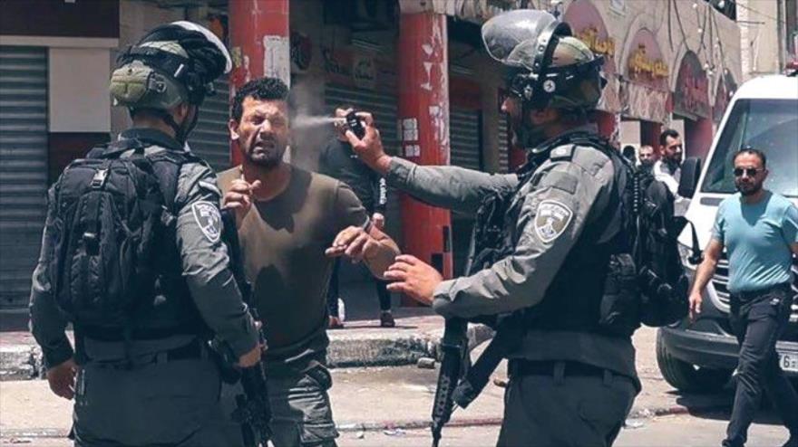 Fuerzas israelíes rocían gas pimienta en la cara de un joven en ciudad de Huwara, sur de Naplus, Cisjordania, 27 de mayo de 2022.