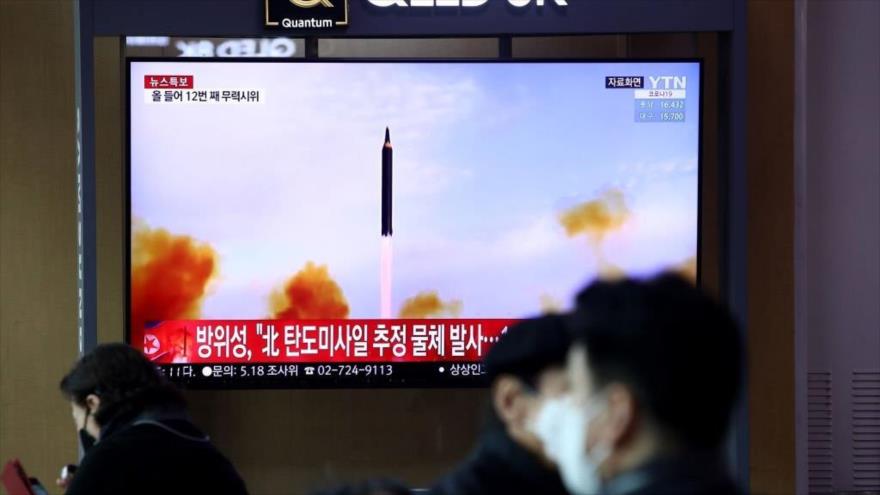 Pantalla de televisión muestra el momento del lanzamiento de un misil de Corea del Norte, 24 de marzo de 2022. (Foto: Getty Images)