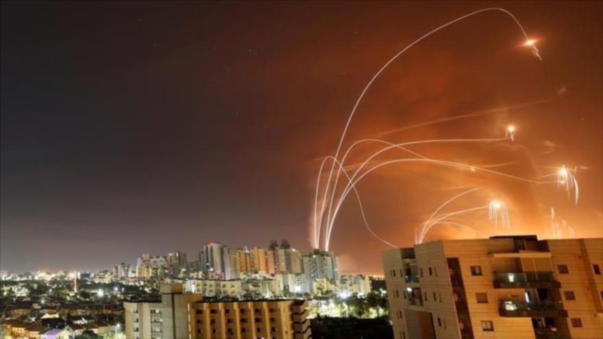 Cohetes lanzados desde la Franja de Gaza contra los territorios ocupados por Israel, 12 de mayo de 2021. (Foto: Reuters)