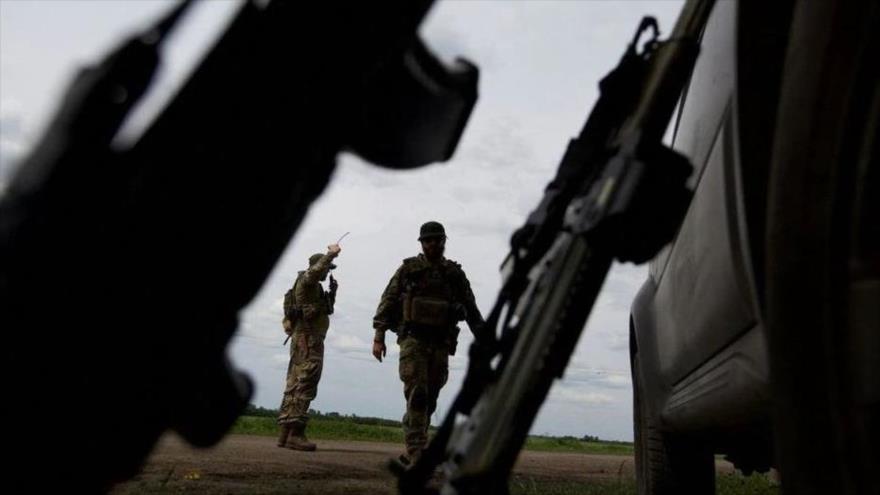 Marines ucranianos patrullan un área cerca de una línea de frente en la región de Donetsk, 26 de mayo de 2022. (Foto: Reuters)