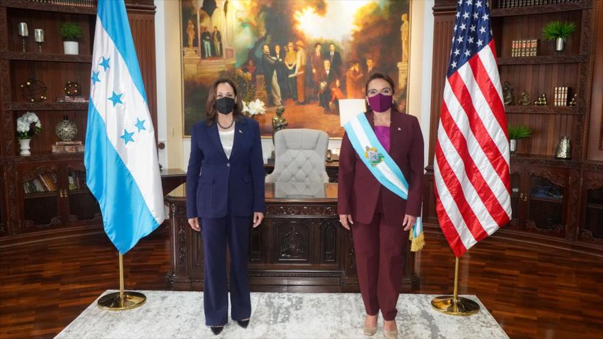 La presidenta hondureña, Xiomara Castro (dcha.), en una reunión con la vicepresidenta estadounidense, Kamala Harris, en la Casa Presidencial en Tegucigalpa, 27 de enero de 2022. 