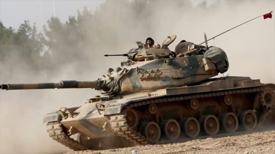 Un tanque del Ejército turco participa en una ofensiva militar al norte de Siria.