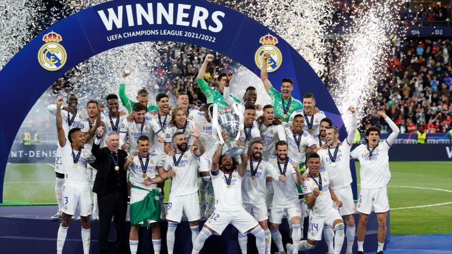 Los jugadores de Real Madrid celebran su victoria en el partido final de la Liga de Campeones de la UEFA, 28 de mayo de 2022.
