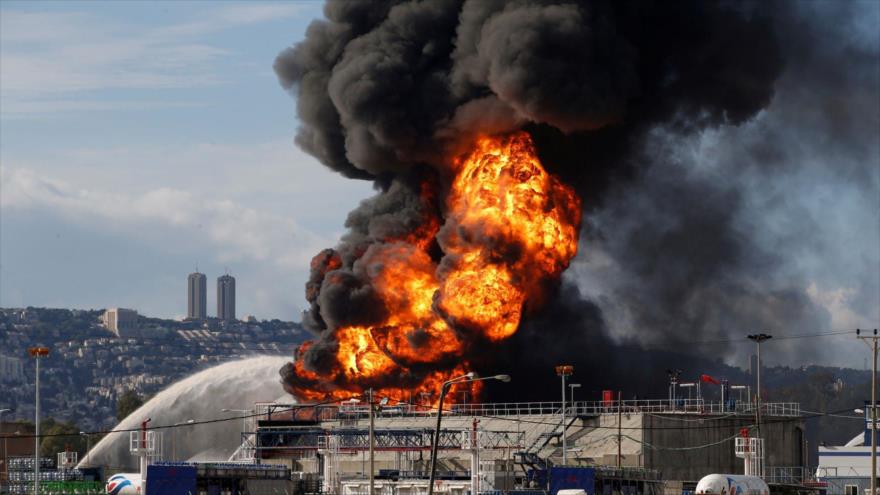 Vídeo: Potente incendio devora una gran fábrica israelí | HISPANTV