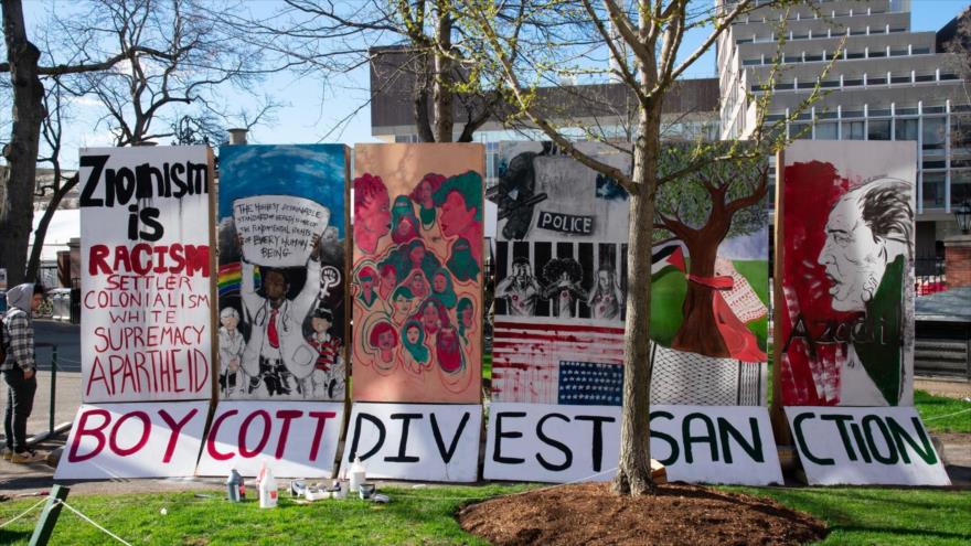 El Comité de Solidaridad con Palestina de la Universidad de Harvard celebra una exhibición de arte para la Semana del Apartheid de Israel.