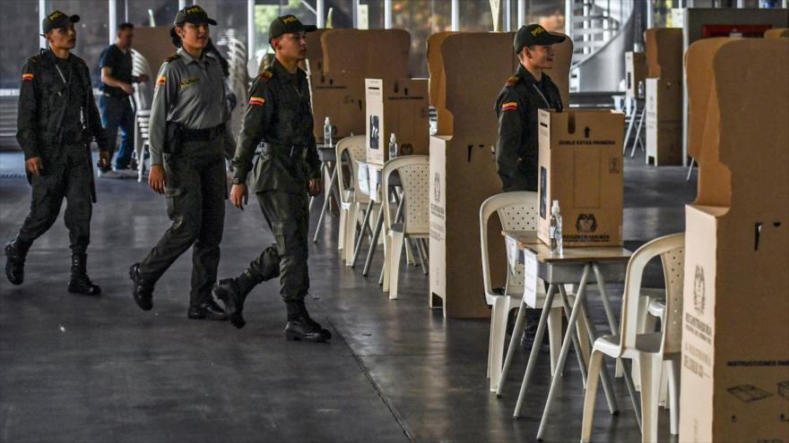 Agentes de Policía ingresan a un centro de votación en Medellín, Colombia, 28 de mayo de 2022. (Foto: AFP)