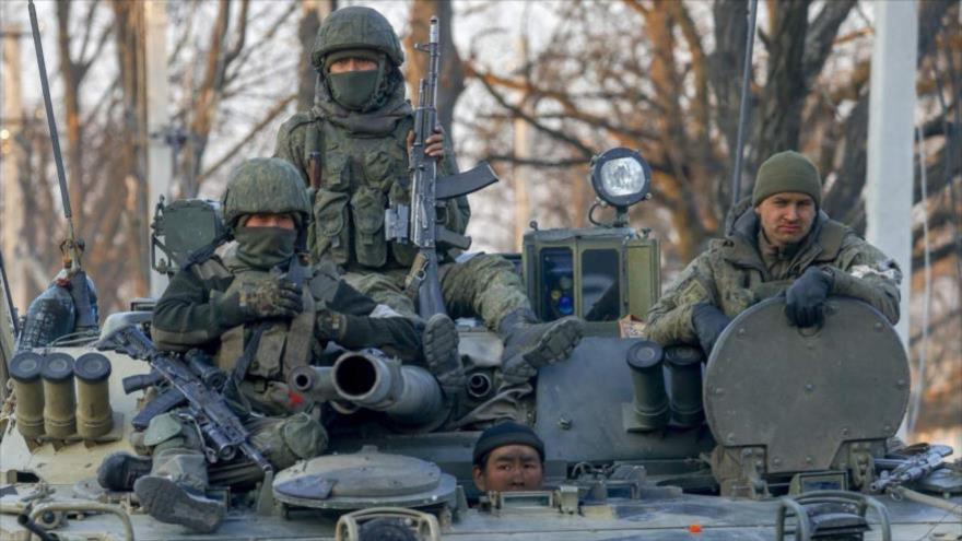 Soldados rusos en el distrito de Volnovakha en Donetsk, controlado por los prorrusos, 26 de marzo de 2022. (Foto: Getty Images)