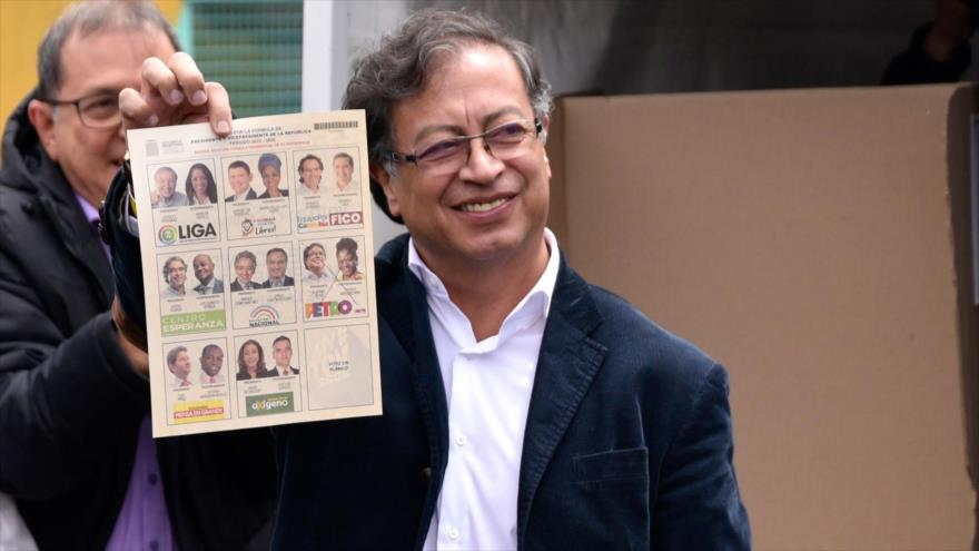 El candidato izquierdo para presidenciales de Colombia, Gustavo Petro, tras ejercer su derecho a voto en Bogotá, 29 de mayo de 2022.
