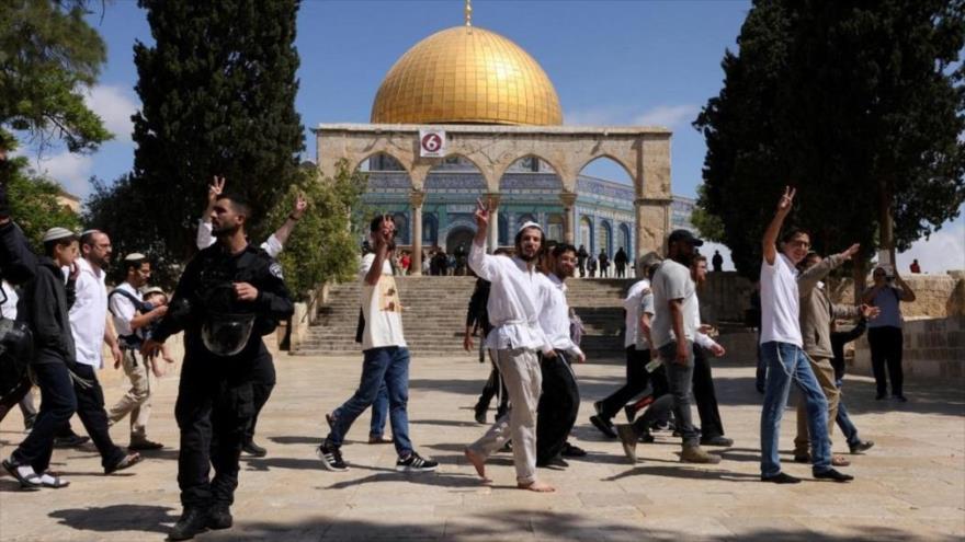 Colonos israelíes, escoltados por fuerzas militares, irrumpen en el complejo de la Mezquita Al-Aqsa en la ocupada Al-Quds, 29 de mayo de 2022.
