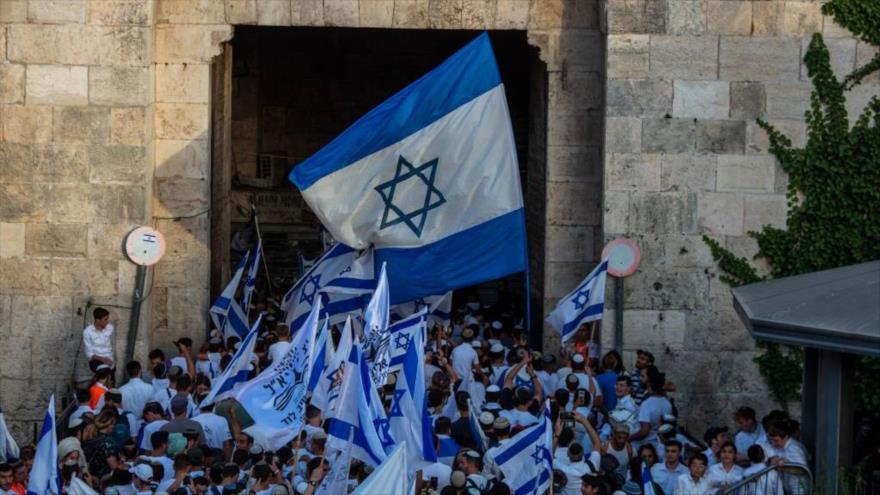 Israelíes corean consignas racistas durante una marcha en Al-Quds