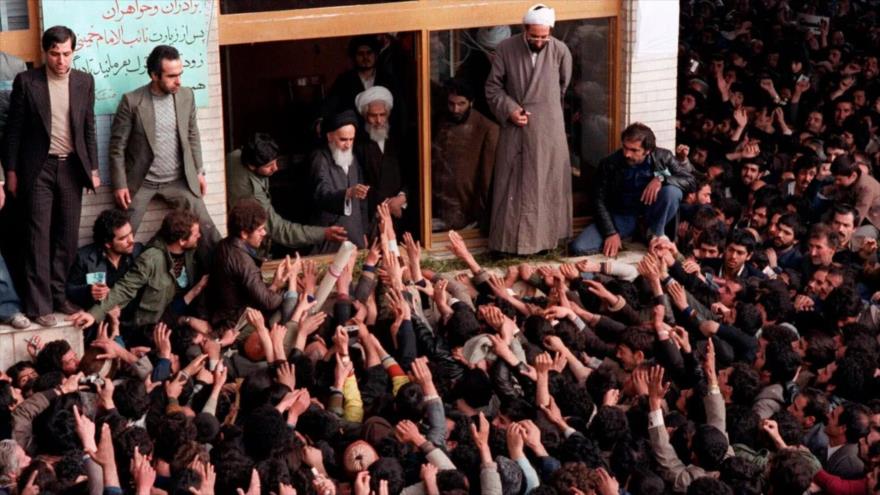 El difunto fundador de la República Islámica de Irán, el Imam Jomeini, en un mitin en Teherán, la capital, 2 de febrero de 1979.