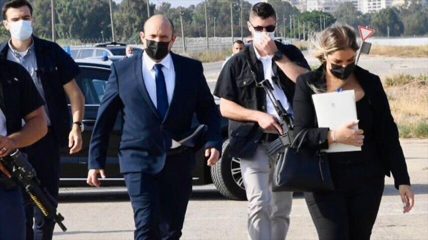 El primer ministro de Israel, Naftali Bennett, (c) junto a su asistente Naomi Sasson (dcha.).
