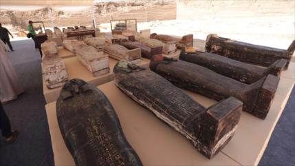 Hallan 250 sarcófagos y 150 estatuas de bronce en Egipto 