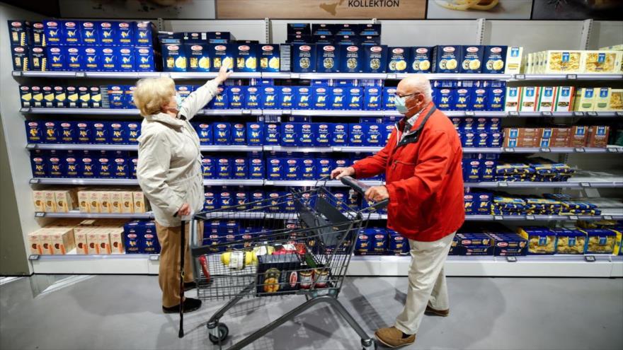 Dos personas hacen la compra en una tienda de Düsseldorf, Alemania, 29 de abril de 2020.