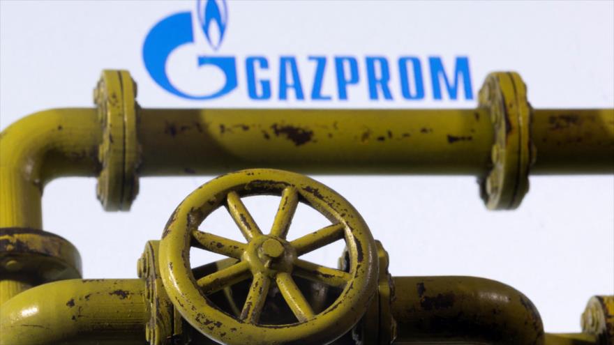 Tuberías de gas natural junto al logo de Gazprom, 31 de enero de 2022. (Foto: Reuters)