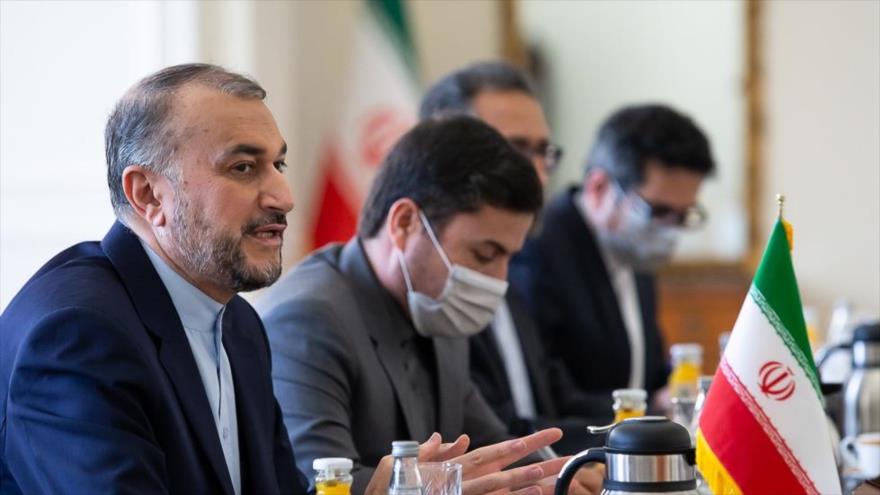El canciller iraní, Hosein Amir Abdolahian (izqda.), habla durante una reunión, 14 de mayo de 2022. (Foto: FARS)