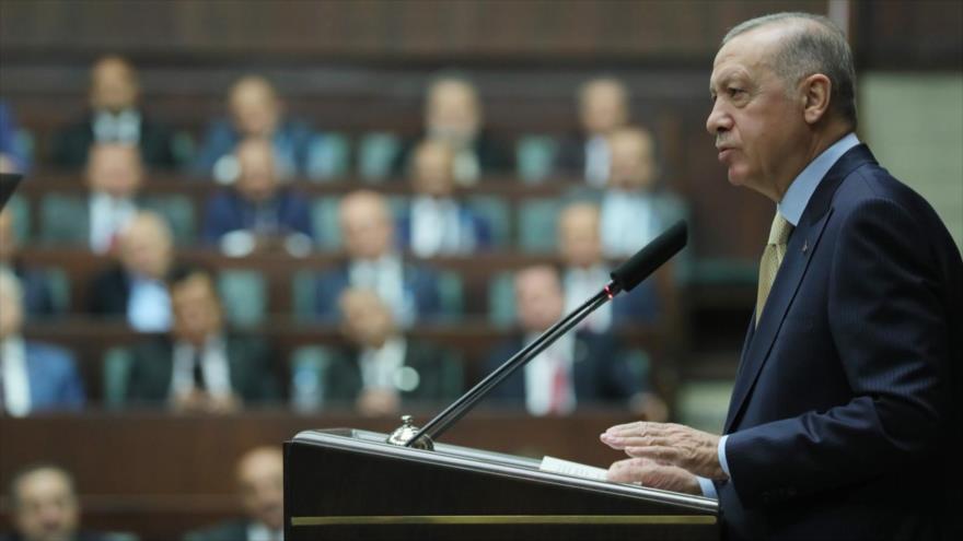 El presidente turco Recep Tayyip Erdogan habla en la reunión del grupo parlamentario del Partido Justicia y Desarrollo, Ankara, 1 de junio de 2022. 