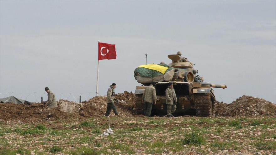 Soldados y un tanque del Ejército turco toman posiciones en una localidad en el norte de Siria, 24 de febrero de 2015. (Foto: Reuters)