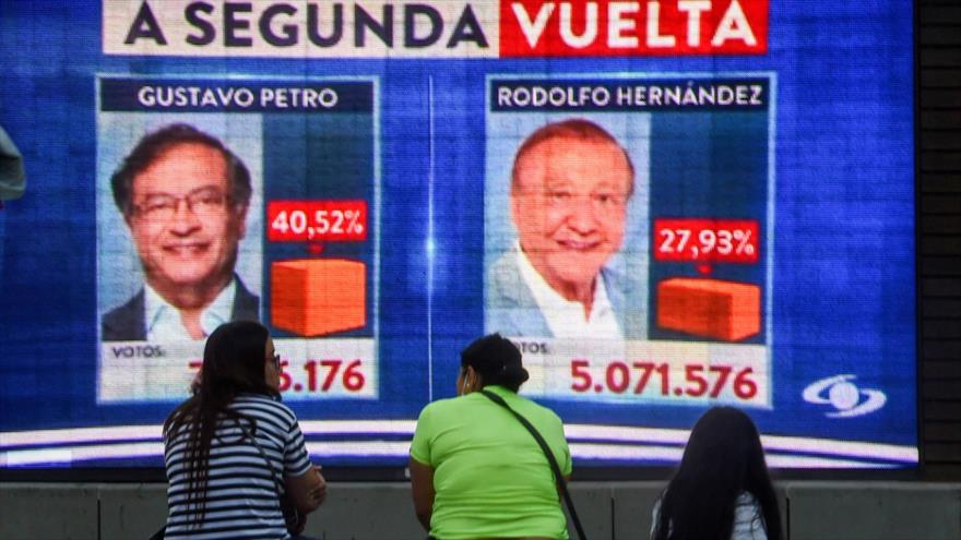 Gráfica de los resultados de la primera ronda de presidenciales de Colombia, en Medellín, Colombia, 29 de mayo de 2022. (Foto: AFP)