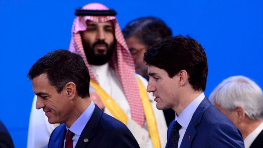 El príncipe heredero saudí, Muhamad bin Salman (arriba), mira al premier canadiense, Justin Trudeau (abajo a la derecha), en Cumbre del G20 en Buenos Aires, 30 de noviembre de 2018.