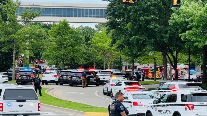 Agentes policiales se personan tras un tiroteo en el hospital Sant Francis, ciudad de Tulsa en Oklahoma, sur de EE.UU., 1 de junio de 2022.