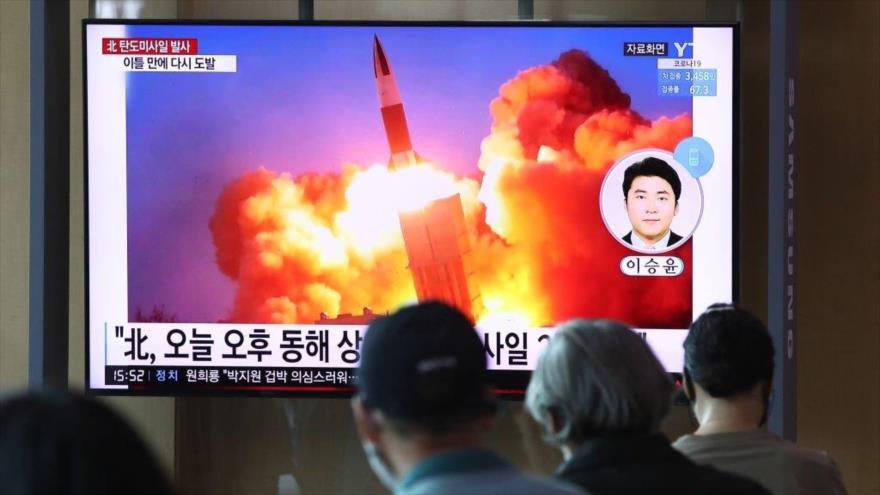 La gente mira una imagen que muestra lanzamiento de un misil norcoreano, Seúl, Corea del Sur, 15 de septiembre de 2021. (Foto: Getty Images)