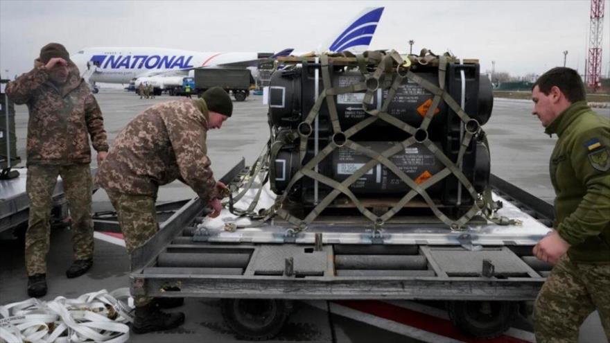 Armas y otros equipos militares entregados por EE.UU. son descargados en el aeropuerto de Boryspil, cerca de Kiev, Ucrania, 11 de febrero de 2022. (Foto: AFP)