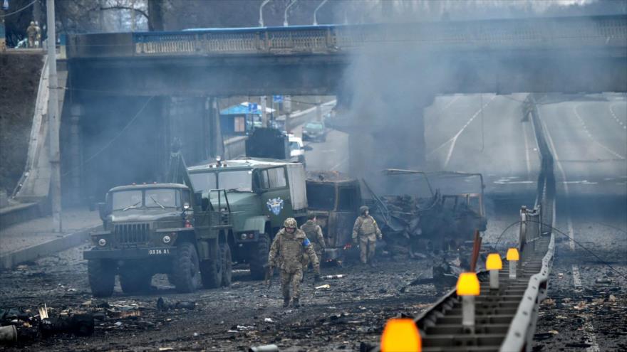 Soldados ucranianos en el lugar de un combate con un grupo de asalto ruso en Kiev, 26 de febrero de 2022. (Foto: AFP)