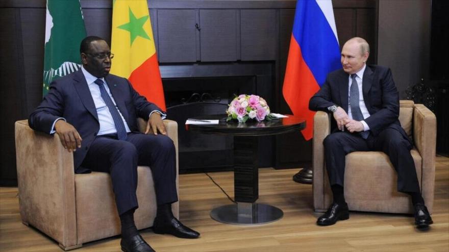 El presidente de la Unión Africana, Macky Sall (izda.), y el mandatario de Rusia, Vladimir Putin, se reúnen en la ciudad de Sochi, 3 de junio de 2022.