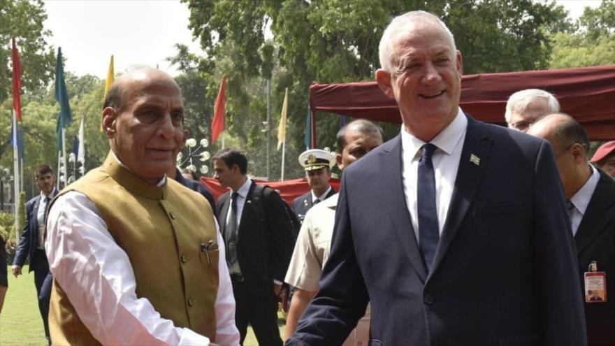 El ministro israelí de asuntos militares, Benny Gantz (dcha.), y su par indio, Rajnath Singh, en Nueva Delhi, 2 de junio de 2022. (Foto: Getty Images)
