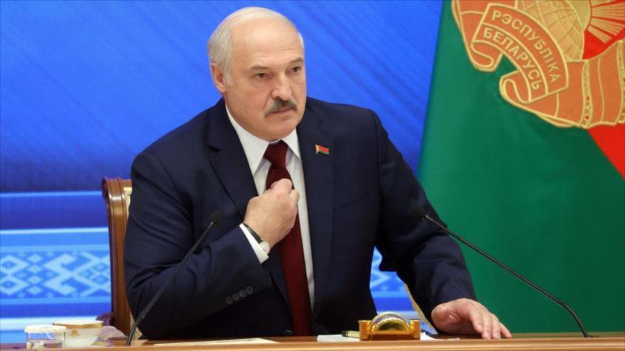 El presidente de Bielorrusia, Alexander Lukashenko, habla durante una conferencia de prensa en Minsk, 9 de agosto de 2021. (Foto: AFP)