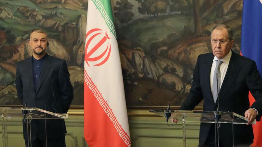 El canciller iraní, Hosein Amir Abdolahian (izda.), y su par ruso, Serguéi Lavrov, hablan con la prensa, Moscú, 15 de marzo de 2022. (Foto: Getty Images)