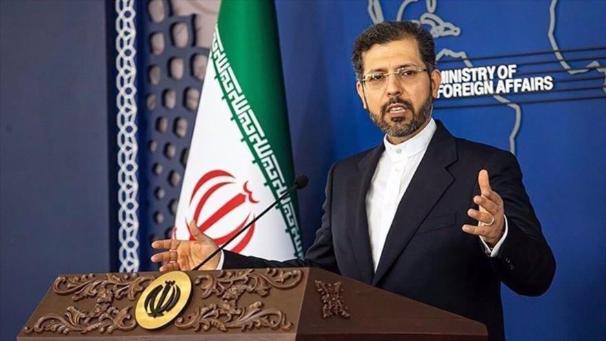 El portavoz de la Cancillería iraní, Said Jatibzade, habla con la prensa, Teherán.