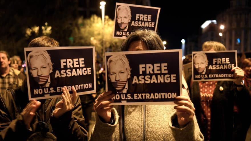 Una manifestación de apoyo al fundador de WikiLeaks, Julian Assange, en Barcelona, 24 de febrero de 2020. (Foto: AFP)