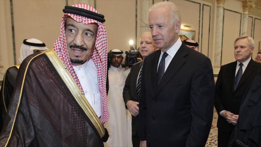 El entonces vicepresidente de EE.UU., Joe Biden, (drcha.), y rey saudí, Salman bin Abdulaziz Al Saud, en Riad, 27 de octubre de 2011. (Foto: AP)
