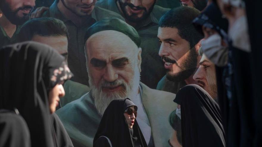 Estudiantes universitarias iraníes rememoran el aniversario del fallecimiento del Imam Jomeini en Teherán, 3 de junio de 2022. (Foto: Getty Images)