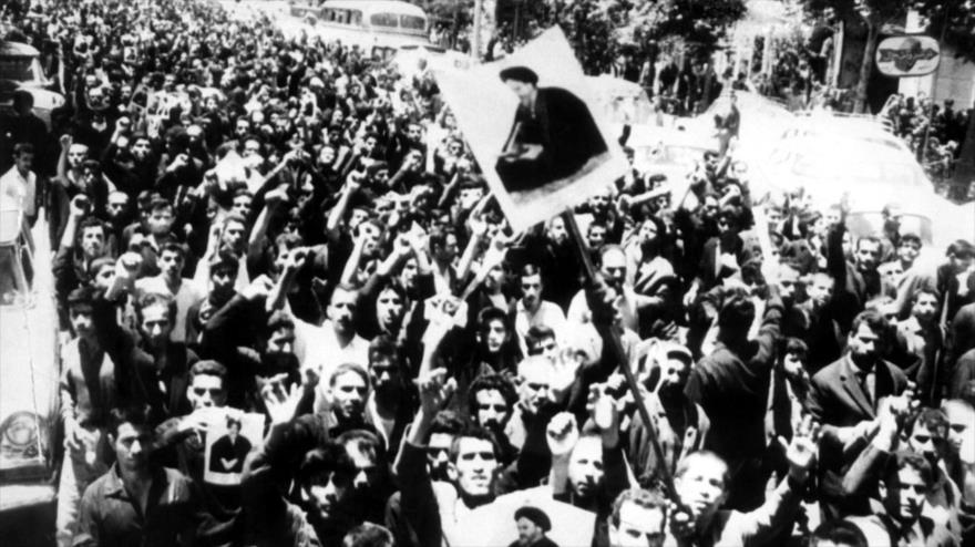 Iraníes se manifiestan contra la monarquía pahlavi, Teherán.