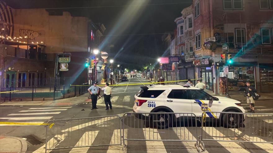 Agentes de policía de EE.UU. en el lugar del tiroteo registrado en una calle concurrida de Filadelfia, 4 de junio de 2022.