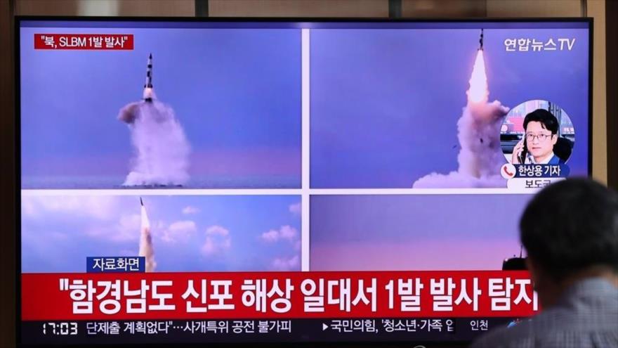 Pantalla de televisión muestra reportaje del lanzamiento de misil balístico de corto alcance de Corea del Norte, 7 de mayo de 2022.