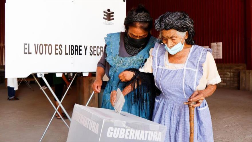 Dos mujeres depositan sus votos en una urna de un colegio electoral en Oaxaca, México, 5 de junio de 2022. (Foto: Reuters)