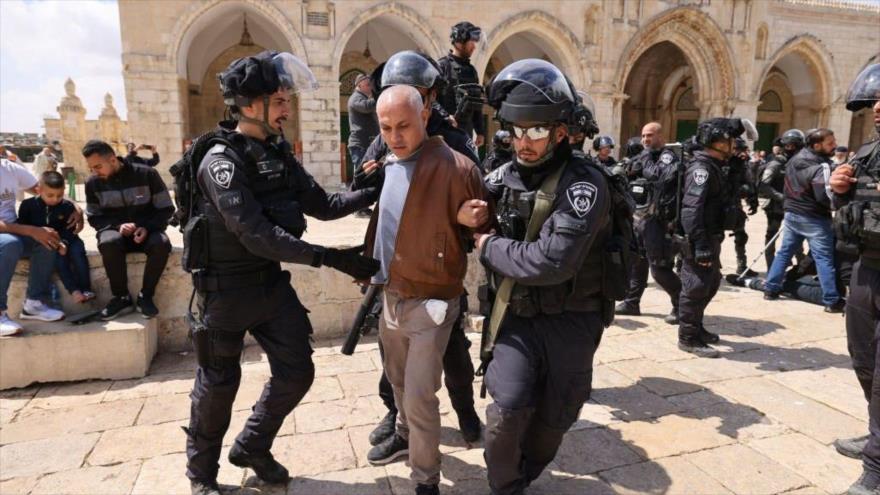 Policía israelí detiene a un hombre durante enfrentamientos en el recinto de la Mezquita Al-Aqsa, 5 de mayo de 2022. (Foto: AFP)