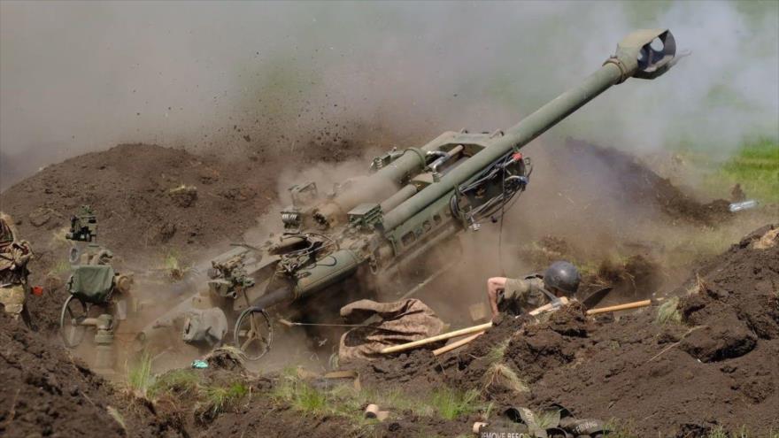 Una unidad ucraniana dispara una ronda de un obús M777 en Donbás, este de Ucrania, 13 de mayo de 2022.
