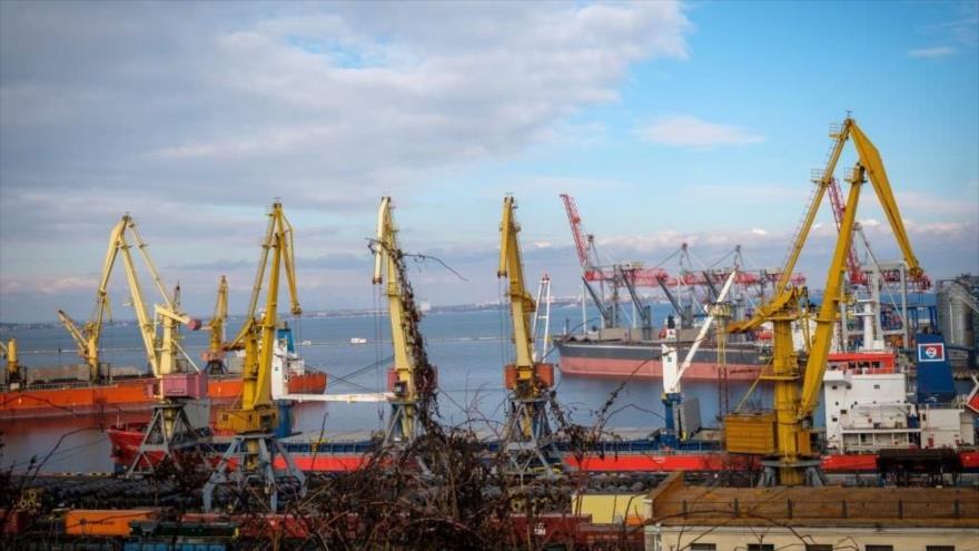 Silos de almacenamiento y grúas de envío en puerto de Odesa, Ucrania, 22 de enero de 2022. (Foto: Getty Images)