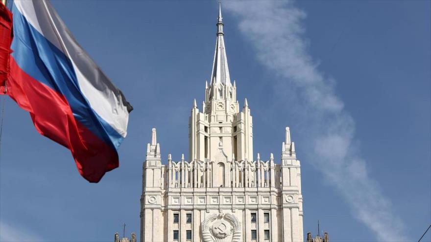 La bandera de Rusia frente a la Cancillería rusa en Moscú