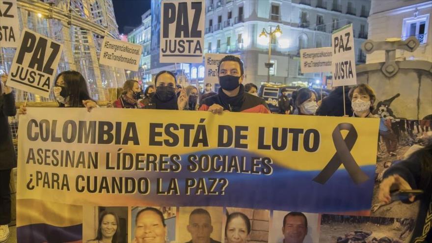 Manifestantes denuncian los asesinatos de líderes sociales en Colombia.
