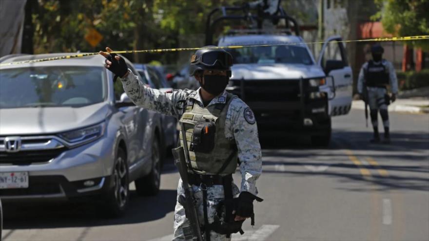 La Policía vigila un lugar donde ocurrió un choque entre los uniformados y civiles armados en Chapalita, en Guadalajara (México), 19 de abril de 2021.