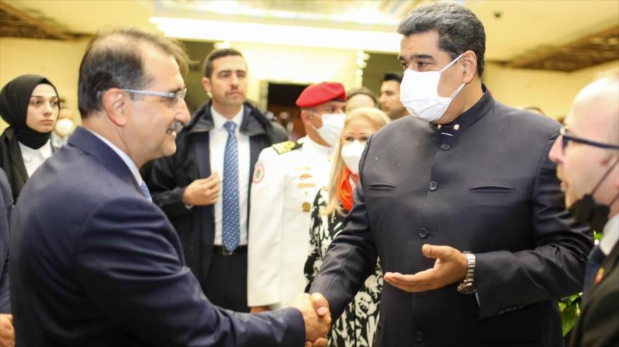 El presidente venezolano, Nicolás Maduro (drch.), en su visita oficial a Turquía es recibido por altos funcionarios turcos, Ankara, 7 de junio de 2022.