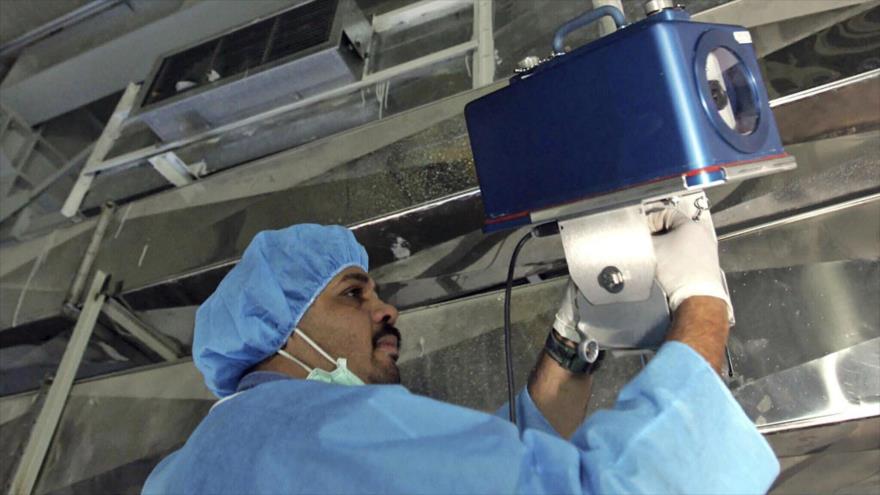 Un inspector de la AIEA instala un equipo de vigilancia en una instalación nuclear de Irán, en las afueras de Isfahán, 8 de agosto de 2005. (Foto: ISNA)