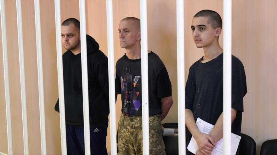 Los ciudadanos británicos Aiden Aslin y Sean Pinner y el marroquí Saadun Braguim (de izquierda a derecha) en el Tribunal Supremo de Donetsk, 7 de junio de 2022.