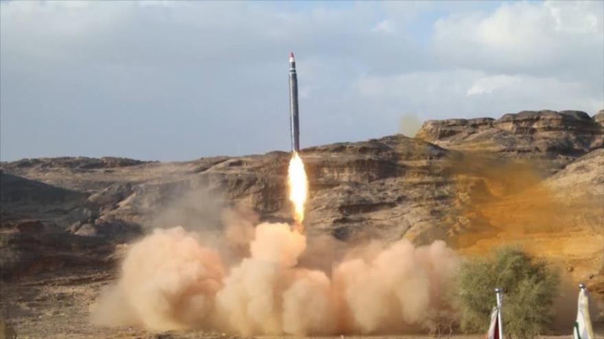 El Ejército yemení lanza un misil balístico Burkan contra los objetivos de la coalición saudí, 24 de junio de 2018.
